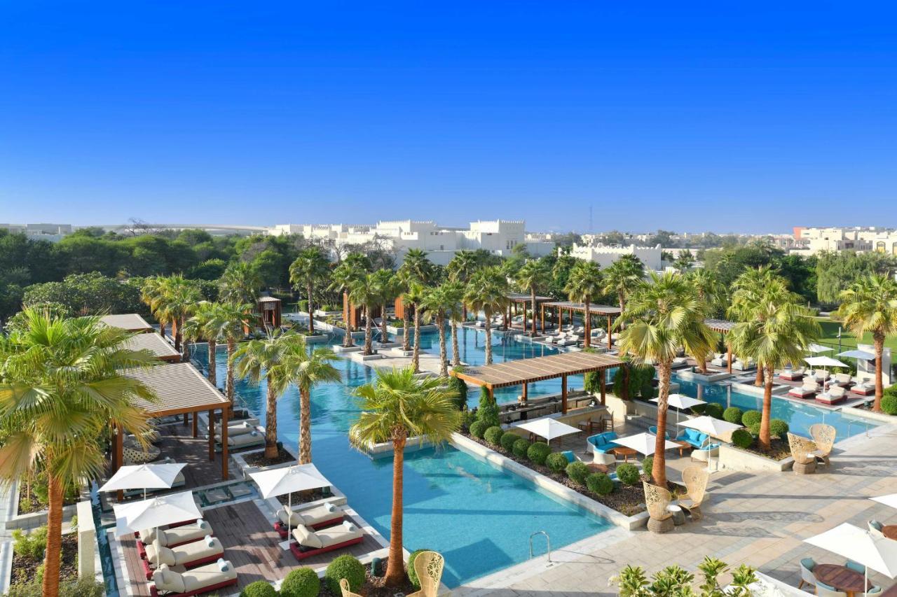 อัล เมสซิลา อะ ลักชัวรี คอลเลคชั่น รีสอร์ต แอนด์ สปา โดฮา Hotel ภายนอก รูปภาพ The resort's pool area