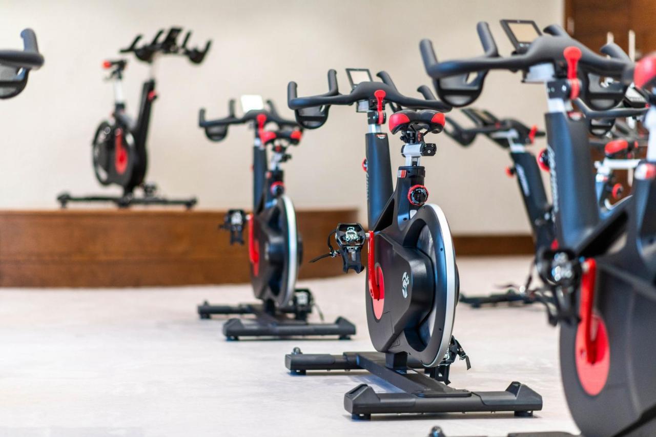 อัล เมสซิลา อะ ลักชัวรี คอลเลคชั่น รีสอร์ต แอนด์ สปา โดฮา Hotel ภายนอก รูปภาพ Indoor cycling bikes
