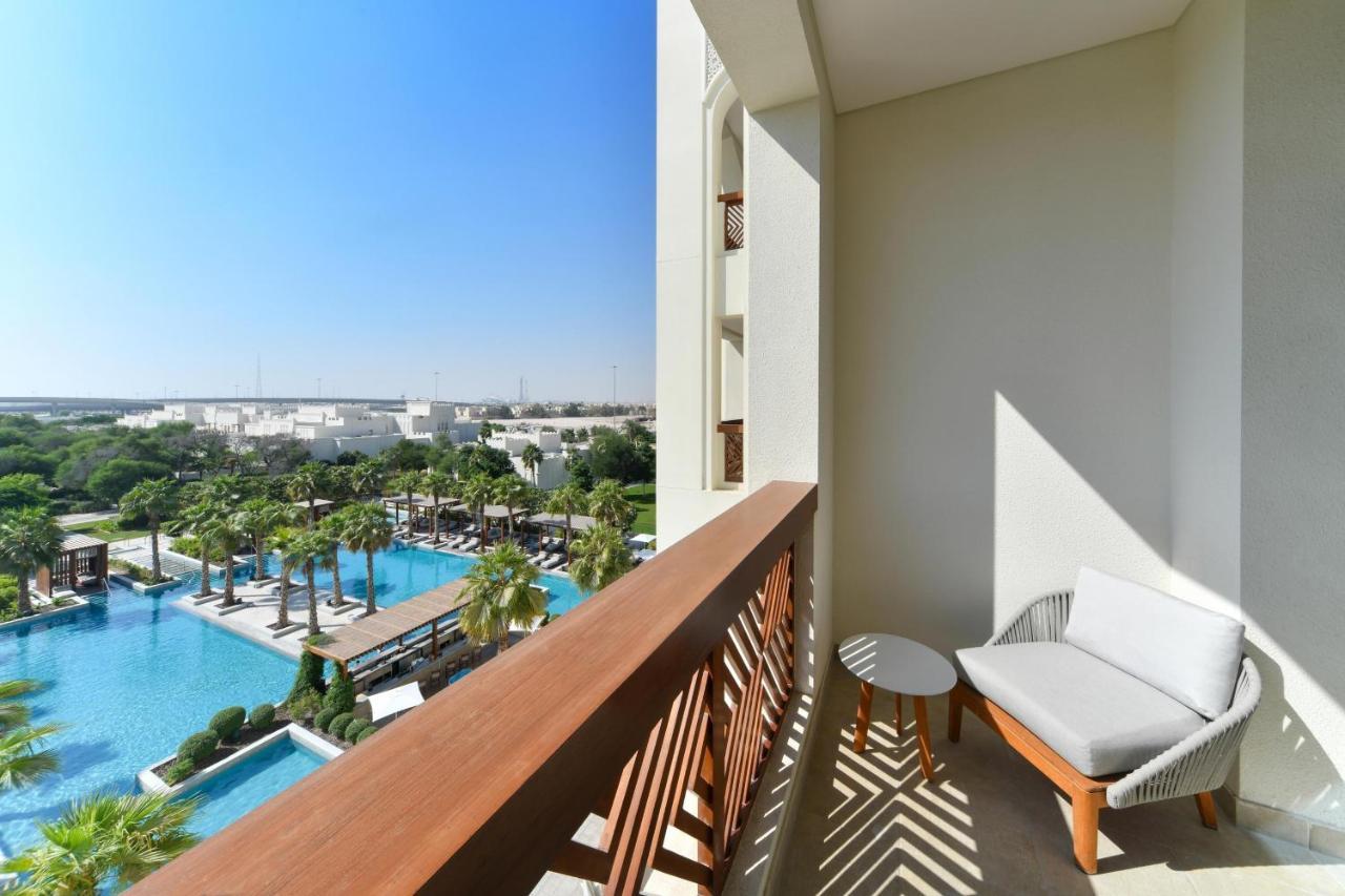 อัล เมสซิลา อะ ลักชัวรี คอลเลคชั่น รีสอร์ต แอนด์ สปา โดฮา Hotel ภายนอก รูปภาพ A balcony at the hotel