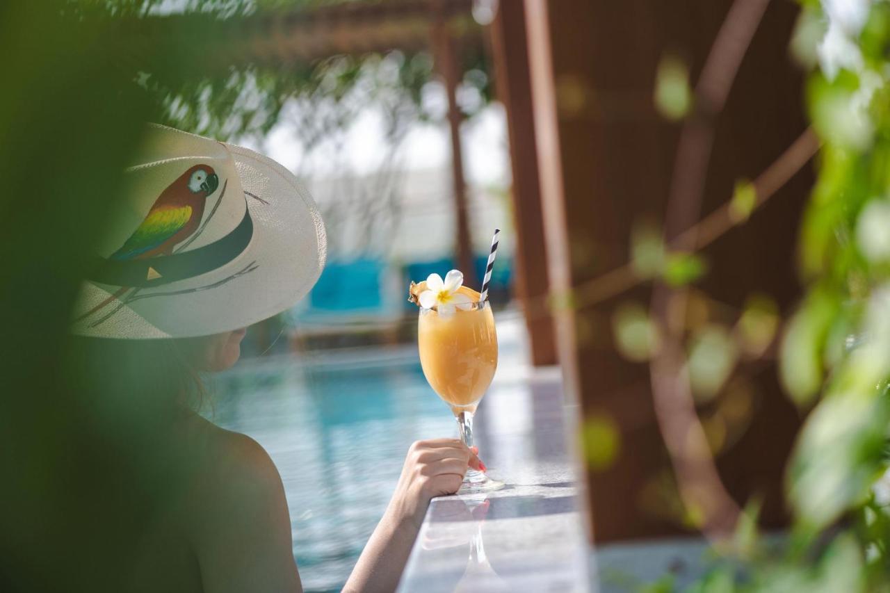 อัล เมสซิลา อะ ลักชัวรี คอลเลคชั่น รีสอร์ต แอนด์ สปา โดฮา Hotel ภายนอก รูปภาพ A woman holding a cocktail