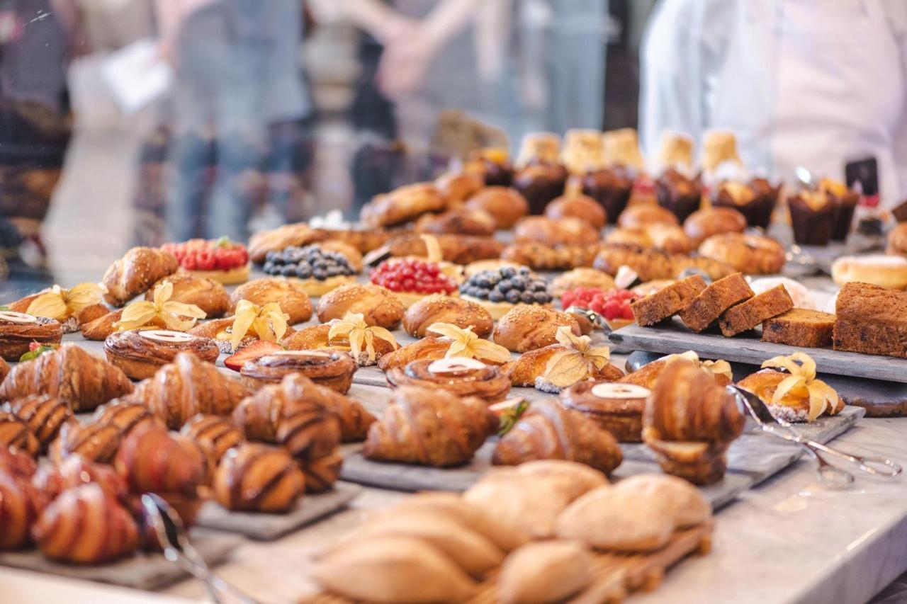 อัล เมสซิลา อะ ลักชัวรี คอลเลคชั่น รีสอร์ต แอนด์ สปา โดฮา Hotel ภายนอก รูปภาพ A selection of pastries