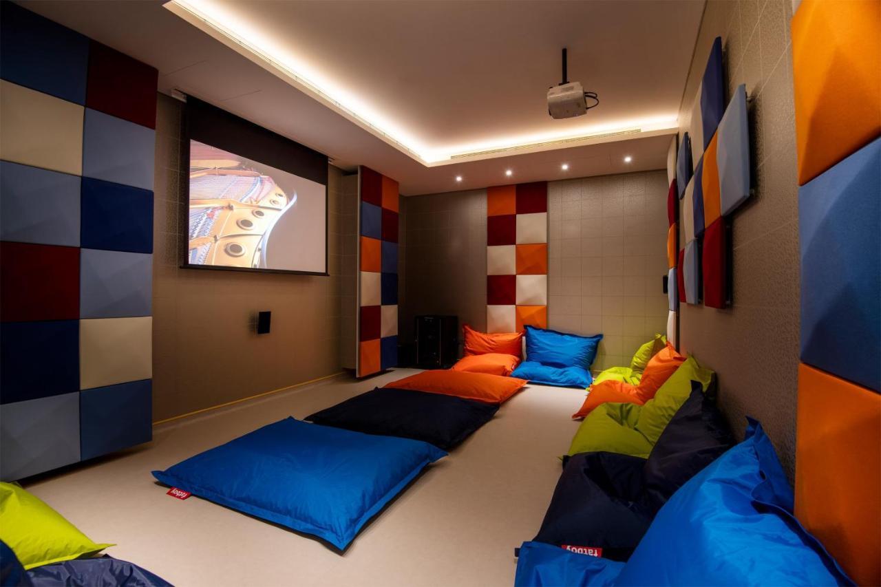 อัล เมสซิลา อะ ลักชัวรี คอลเลคชั่น รีสอร์ต แอนด์ สปา โดฮา Hotel ภายนอก รูปภาพ A home theater with a projector