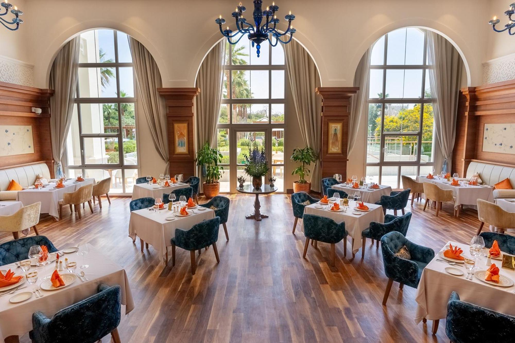 อัล เมสซิลา อะ ลักชัวรี คอลเลคชั่น รีสอร์ต แอนด์ สปา โดฮา Hotel ภายนอก รูปภาพ The restaurant at the hotel