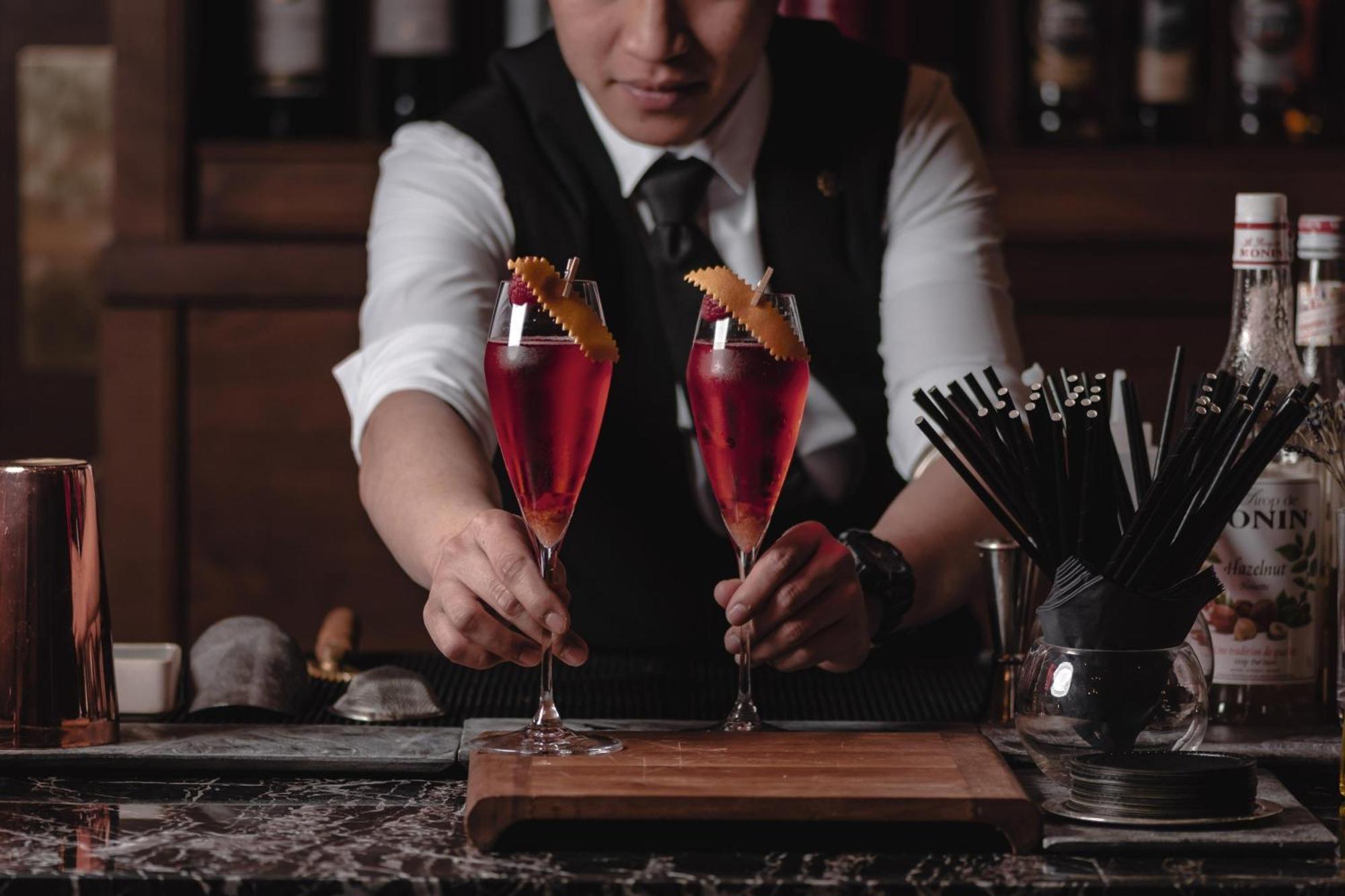 อัล เมสซิลา อะ ลักชัวรี คอลเลคชั่น รีสอร์ต แอนด์ สปา โดฮา Hotel ภายนอก รูปภาพ A bartender serving cocktails