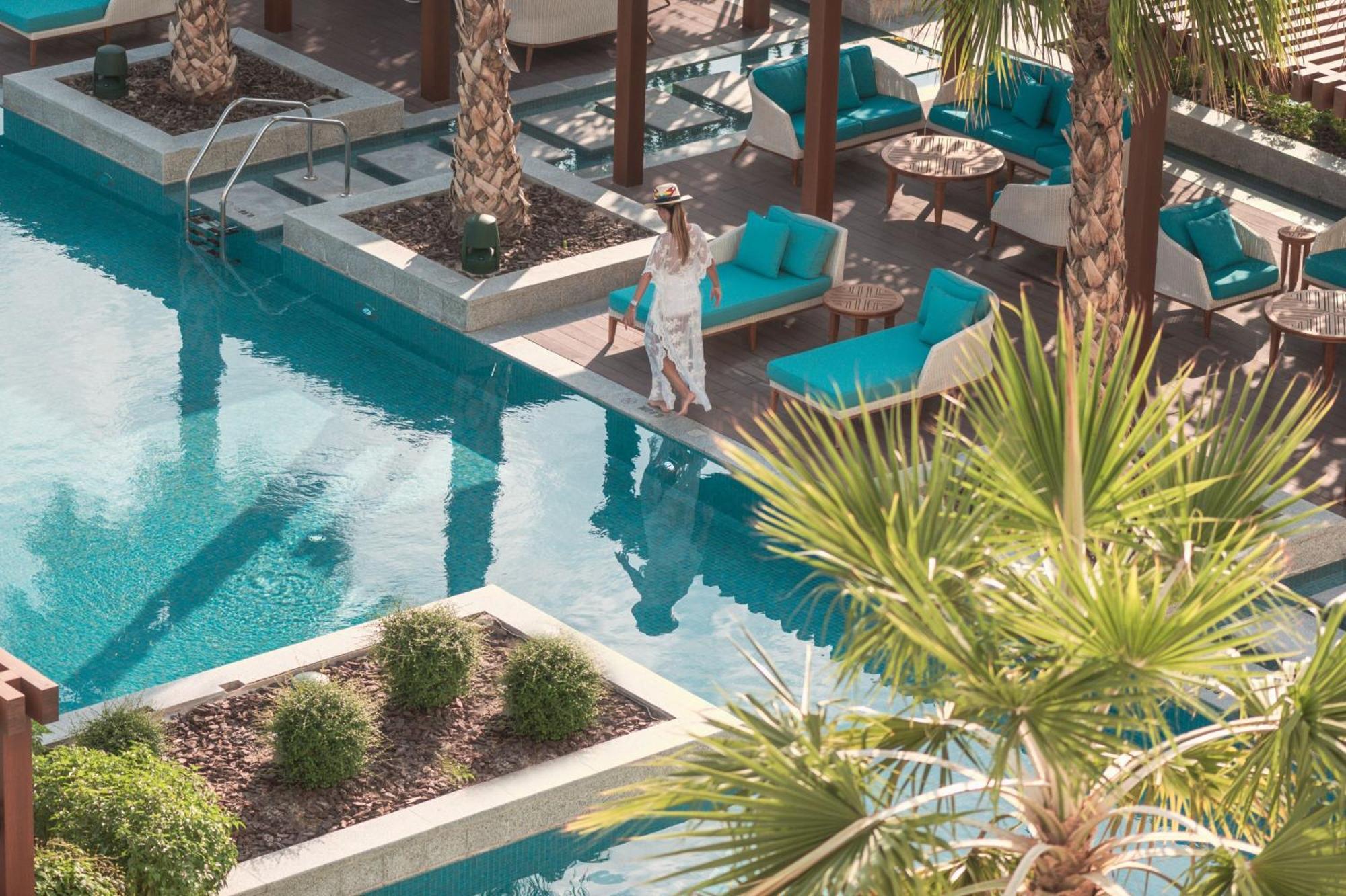 อัล เมสซิลา อะ ลักชัวรี คอลเลคชั่น รีสอร์ต แอนด์ สปา โดฮา Hotel ภายนอก รูปภาพ The pool at the hotel