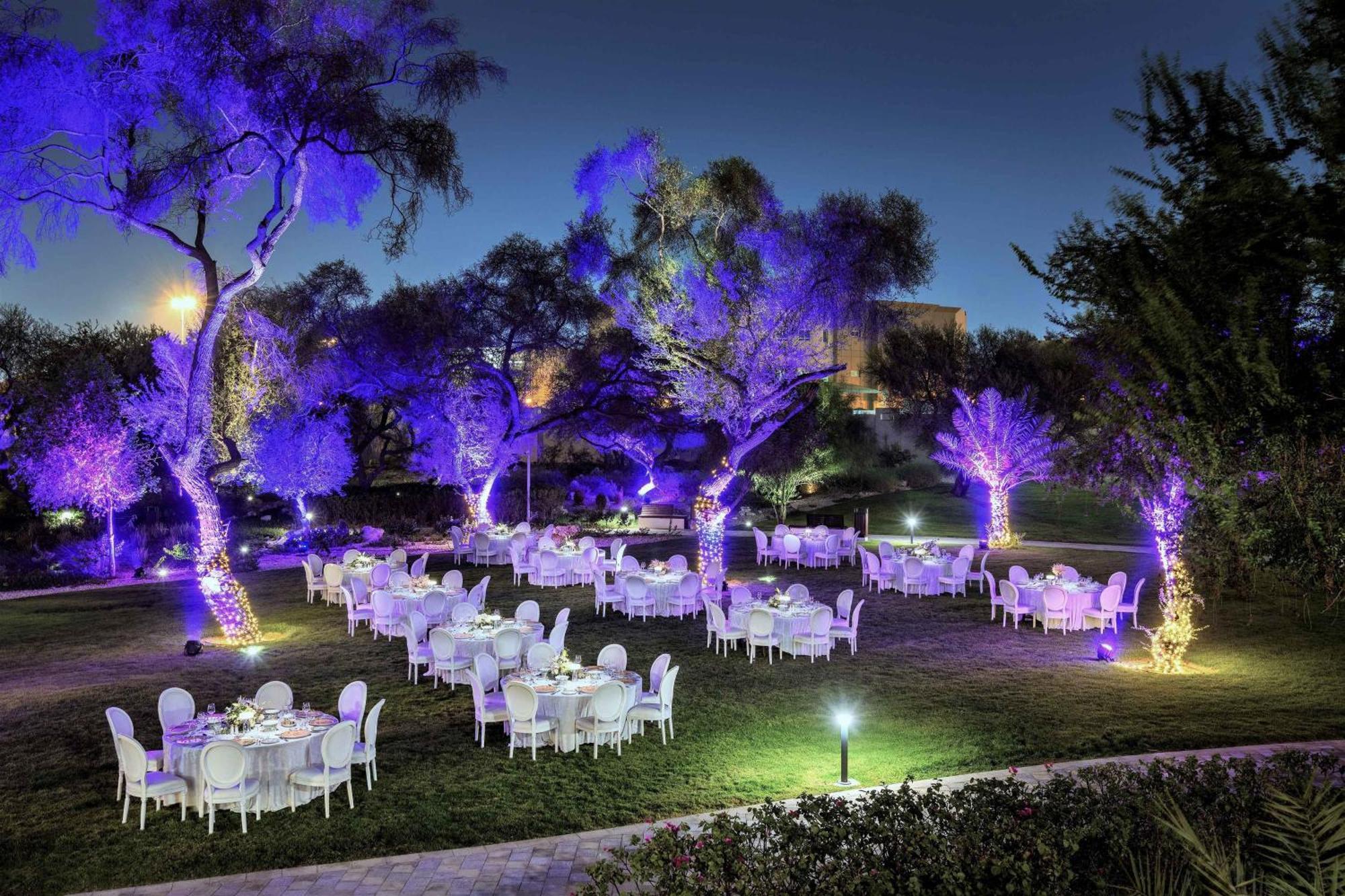 อัล เมสซิลา อะ ลักชัวรี คอลเลคชั่น รีสอร์ต แอนด์ สปา โดฮา Hotel ภายนอก รูปภาพ The garden at night